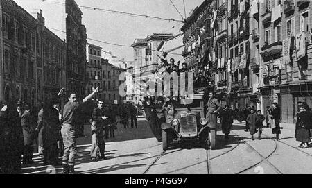 ENTRADA DE LAS TROPAS FRANQUISTAS EN MADRID EL 29 DE MARZO DE 1939, TRAS EL ASEDIO DE TRES AÑOS A LA CIUDAD. PARTE DE LA POBLACION LOS ACLAMA Y SALUDA. Location: FUNDACION PABLO IGLESIAS, SPAIN. Stock Photo