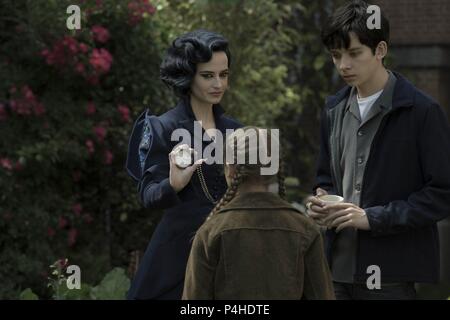 Original Film Title: MISS PEREGRINE'S HOME FOR PECULIAR CHILDREN.  English Title: MISS PEREGRINE'S HOME FOR PECULIAR CHILDREN.  Film Director: TIM BURTON.  Year: 2016.  Stars: EVA GREEN; ASA BUTTERFIELD. Credit: CHERNIN ENTERTAINEMENT/ ST. PETERSBURG CLEARWATER FILM COMMI / Album Stock Photo