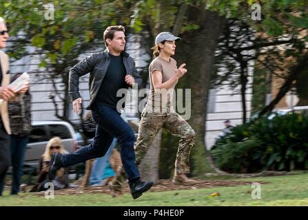 Original Film Title: JACK REACHER: NEVER GO BACK.  English Title: JACK REACHER: NEVER GO BACK.  Film Director: EDWARD ZWICK.  Year: 2016.  Stars: TOM CRUISE; COBIE SMULDERS. Credit: PARAMOUNT PICTURES/SKYDANCE PRODUCTIONS/TC PRODUCTIONS / Album Stock Photo