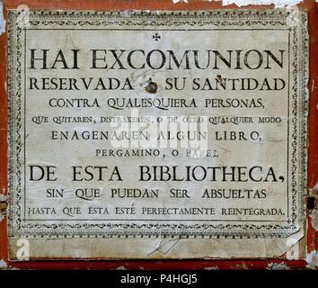 CARTEL DE EXCOMUNION A LOS LADRONES DE LIBROS EN LA BIBLIOTECA ANTIGUA DE LA UNIVERSIDAD DE SALAMANCA - SIGLO XVII. Location: UNIVERSIDAD BIBLIOTECA, SALAMANCA, SPAIN. Stock Photo