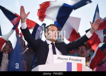 May 4, 2017 - Albi, France: French presidential candidate Emmanuel Macron delivers a speech on Place de Vigan in Albi during his final campaign rally, three days before his run-off against Marine Le Pen. Emmanuel Macron lors de son dernier meeting electoral, trois jours avant le second tour de la presidentielle. Stock Photo