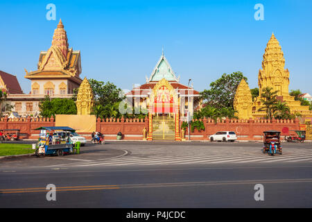 Wat Ounalom is a buddhist temple located on Sisowath Quay near the Royal Palace in Phnom Penh in Cambodia Stock Photo