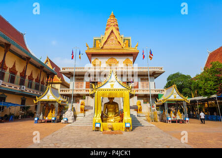 Wat Ounalom is a buddhist temple located on Sisowath Quay near the Royal Palace in Phnom Penh in Cambodia Stock Photo