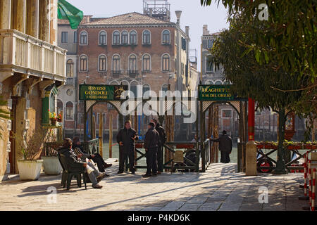 Canal Grande: traghetto crossing and gondola stop, Santa Maria del Giglio, San Marco, Venice, Italy, with gondoliers waiting for fares Stock Photo