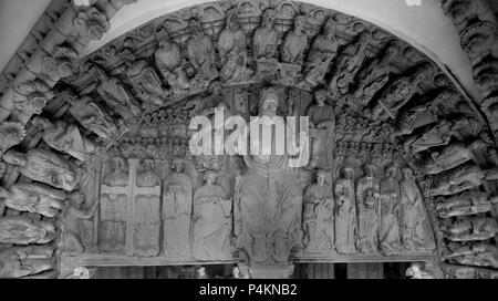 TIMPANO DEL PORTICO DE LA GLORIA - CRISTO Y EL TETRAMORFOS -ANGELES Y ANCIANOS DEL APOCALIPSIS-1188-1200 - ROMANICO ESPAÑOL - B/N - AÑOS 50. Author: Master Mateo (c. 1150-c. 1200). Location: CATEDRAL-INTERIOR, SANTIAGO DE COMPOSTELA, CORUÑA, SPAIN. Stock Photo