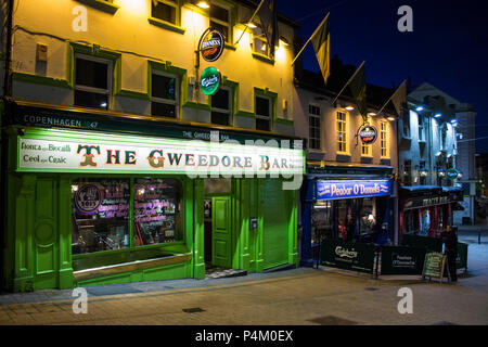 Derry - Londonderry, Northern Ireland. The Gweedore Bar, Peadar O'Donnells and Tracy's Bar, traditional Irish pubs in Waterloo Street Stock Photo