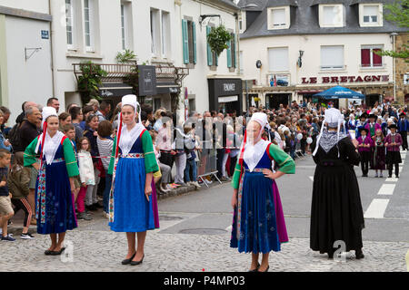 Dancers from Plougastel-Daoulas wearing the traditional costume . Plougastel Daoulas.Finistère. Brittany. France Stock Photo