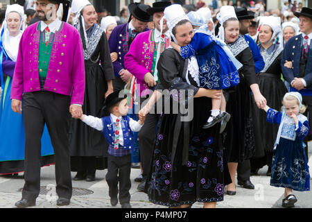 Dancers from Plougastel-Daoulas wearing the traditional costume . Plougastel Daoulas.Finistère. Brittany. France Stock Photo