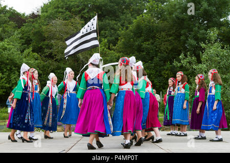 Dancers from Plougastel-Daoulas wearing the traditional costume . Plougastel Daoulas.Finistère. Brittany. France Stock Photo