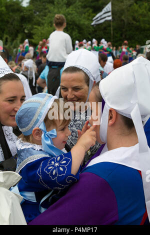 Dancers from Plougastel-Daoulas wearing the traditional costume . Plougastel Daoulas.Finistère. Brittany. France Stock Photo