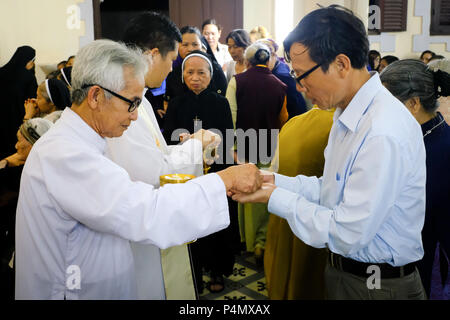 Holy communion, eucharist during sunday Mass in the Catholic Church of Phu Ly (Ha Nam province) near Hanoi, Vietnam - Heilige Kommunion, Eucharestie während der Sonntagsmesse in der katholischen Kirche von Phu Ly (Ha Nam-Provinz) nahe Hanoi, Vietnam Stock Photo