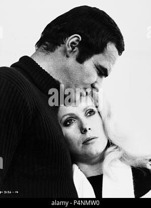 Original Film Title: HUSTLE.  English Title: HUSTLE.  Film Director: ROBERT ALDRICH.  Year: 1975.  Stars: CATHERINE DENEUVE; BURT REYNOLDS. Credit: PARAMOUNT PICTURES / Album Stock Photo