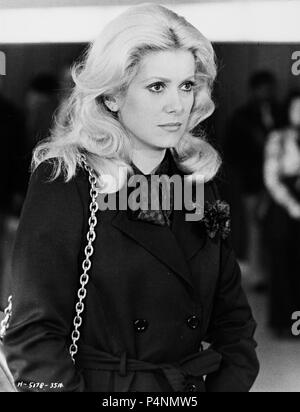 Original Film Title: HUSTLE.  English Title: HUSTLE.  Film Director: ROBERT ALDRICH.  Year: 1975.  Stars: CATHERINE DENEUVE. Credit: PARAMOUNT PICTURES / Album Stock Photo