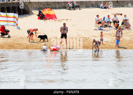 Weymouth, Dorset. 22nd June 2018. Weymouth is busy as people enjoy a hot and sunny start to the summer Credit: stuart fretwell/Alamy Live News Stock Photo