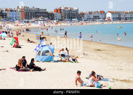 Weymouth, Dorset. 22nd June 2018. Weymouth beach is busy as people enjoy a hot and sunny start to the summer Credit: stuart fretwell/Alamy Live News Stock Photo