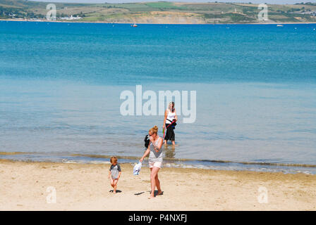 Weymouth, Dorset. 22nd June 2018. Weymouth beach attracts families on a hot and sunny start to the summer Credit: stuart fretwell/Alamy Live News Stock Photo