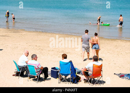 Weymouth, Dorset. 22nd June 2018. Weymouth is busy as people enjoy a hot and sunny start to the summer Credit: stuart fretwell/Alamy Live News Stock Photo
