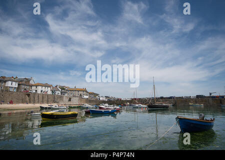 Mousehole, Cornwall, UK. 23rd June 2018. UK Weather. Away from the bustle of the main beaches, familes enjoyed a peaceful sunny afternoon in the harbour at Mousehole. Credit: Simon Maycock/Alamy Live News Stock Photo