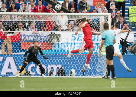 Kaliningrad, Russland. 22nd June, 2018. Aleksandar MITROVIC (mi., SRB) heads the ball versus goalkeeper Yann SOMMER (SUI) the goal to make it 1-0 for Serbia, action, header, kopft, Serbia (SRB) - Switzerland (SUI), preliminary round, Group E, match 26, on 22.06.2018 in Kaliningrad; Football World Cup 2018 in Russia from 14.06. - 15.07.2018. | usage worldwide Credit: dpa/Alamy Live News Stock Photo