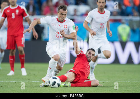 Kaliningrad, Russland. 23rd June, 2018. Xherdan SHAQIRI (left, SUI) versus Luka MILIVOJEVIC (SRB), Action, duels, Serbia (SRB) - Switzerland (SUI) 1: 2, Preliminary Round, Group E, Match 26, on 22.06.2018 in Kaliningrad; Football World Cup 2018 in Russia from 14.06. - 15.07.2018. | usage worldwide Credit: dpa/Alamy Live News Stock Photo