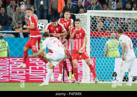 Kaliningrad, Russland. 23rd June, 2018. Ricardo RODRIGUEZ (SUI) shoots free-kick on the wall left to rightn.r. Sergei MILINKOVIC-SAVIC (SRB), Aleksandar MITROVIC (SRB), Nemanja MATIC (SRB), Nikola MILENKOVIC (SRB), Action, Serbia (SRB) - Switzerland (SUI) 1: 2, Preliminary Round, Group E, Match 26, on 22.06.2018 in Kaliningrad; Football World Cup 2018 in Russia from 14.06. - 15.07.2018. | usage worldwide Credit: dpa/Alamy Live News Stock Photo