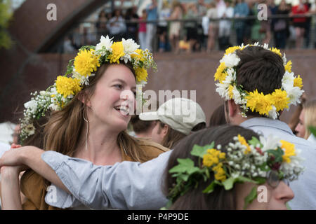 New York, USA. 22nd June, 2018. The Swedish Midsummer Festival in Battery Park City’s Wagner Park is the largest in New York City and the third largest in the world. Thousands of people attend to dance around the maypole, listen to fiddle music, eat Swedish food and make wreaths of flowers for their hair. This year, the Dalarnas Fiddlers Association from Sweden joined Paul Dahlin and fiddlers from the American Swedish Institute in Minneapolis to play for the festival. (Credit: Terese Loeb Kreuzer/Alamy Live News) Stock Photo