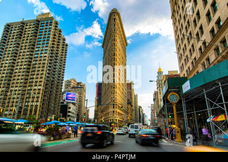 Summer 2015 Flatiron Building at Fifth Avenue and taxi cabs, New York USA Stock Photo