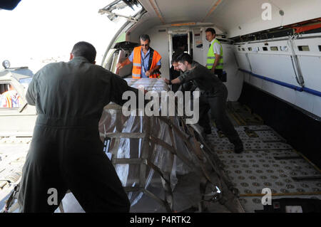 SIGONELLA, Sicily (August 12, 2010) â? Personnel from VR-52 Taskmasters ...