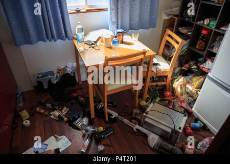 Interior of room after earthquake Stock Photo - Alamy