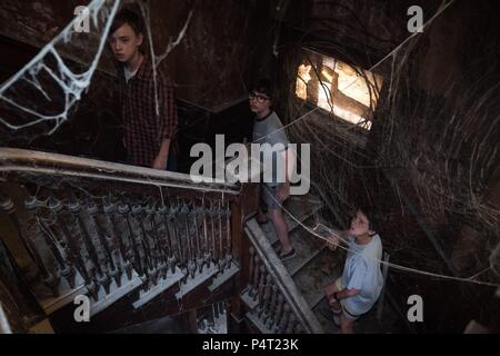 Original Film Title: I.  English Title: I.  Film Director: ANDRES MUSCHIETTI.  Year: 2017.  Stars: JAEDEN LIEBERHER; FINN WOLFHARD; JACK DYLAN GRAZER. Credit: KARZSMITH PRO/LIN PICT/NEW LINE CINEMA/VERTIGO ENT / Album Stock Photo