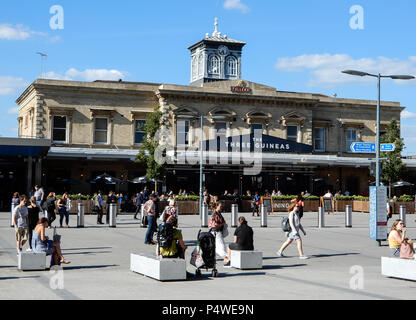 Reading, United Kingdom - June 22 2018:   Pedestrians and commuters pass by the three Guineas Pub by Reading Sttaion Stock Photo
