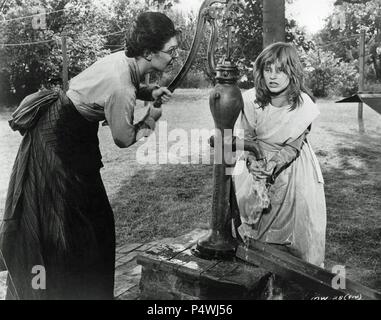 Original Film Title: THE MIRACLE WORKER.  English Title: THE MIRACLE WORKER.  Film Director: ARTHUR PENN.  Year: 1962.  Stars: PATTY DUKE; ANNE BANCROFT. Credit: UNITED ARTISTS / Album Stock Photo