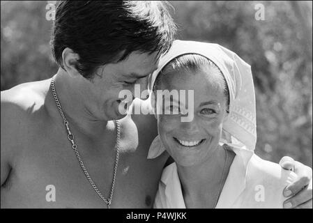 Original Film Title: LA PISCINE.  English Title: SWIMMING POOL, THE.  Film Director: JACQUES DERAY.  Year: 1969.  Stars: ALAIN DELON; ROMY SCHNEIDER. Credit: S.N.C/TRITONE / Album Stock Photo