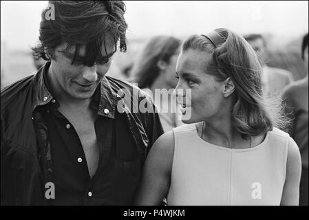 Original Film Title: LA PISCINE.  English Title: SWIMMING POOL, THE.  Film Director: JACQUES DERAY.  Year: 1969.  Stars: ALAIN DELON; ROMY SCHNEIDER. Credit: S.N.C/TRITONE / Album Stock Photo