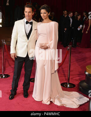 Matthew McConaughey, Camila Alves  arriving at the 86th Oscars 2014 at the Dolby Theatre In Los Angeles.Matthew McConaughey, Camila Alves  copy 2 ------------- Red Carpet Event, Vertical, USA, Film Industry, Celebrities,  Photography, Bestof, Arts Culture and Entertainment, Topix Celebrities fashion /  Vertical, Best of, Event in Hollywood Life - California,  Red Carpet and backstage, USA, Film Industry, Celebrities,  movie celebrities, TV celebrities, Music celebrities, Photography, Bestof, Arts Culture and Entertainment,  Topix, vertical,  family from from the year , 2014, inquiry tsuni@Gamm Stock Photo