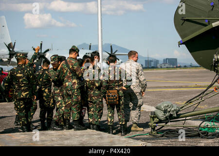 U.S. Air Force Staff Sgt. Andrew Parks shows members of the Philippine Air Force the different types of communications equipment employed by U.S. service members during a subject matter expert exchange in support of Balikatan 2017 at Clark Air Base in Mabalacat City, Pampanga, May 9, 2017. The increased interoperability between the U.S. military and Armed Forces of the Philippines will enhance readiness of humanitarian assistance and disaster relief capabilities. Balikatan is an annual U.S.-Philippine bilateral military exercise focused on a variety of missions, including humanitarian assistan Stock Photo