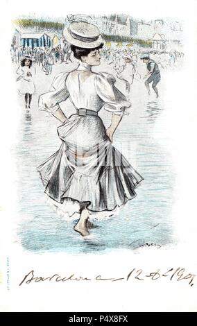 Tarjeta postal. Escenas de baño en la costa de Barcelona. Mujer descalza paseando por la orilla del mar. Años 1905. Stock Photo