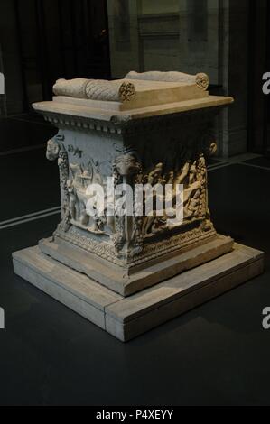 Roman art. Italy. Altar of Mars and Venus in marble lunense. Roman artwork of the end of the reign of Trajan (98-117 ), later re-used under the Hadrianic era (117-132) as a base for a statue of Silvan. Portico of the Piazzale delle Corporazioni (Ostia). Palazzo Massimo. National Roman Museum. Rome. Stock Photo