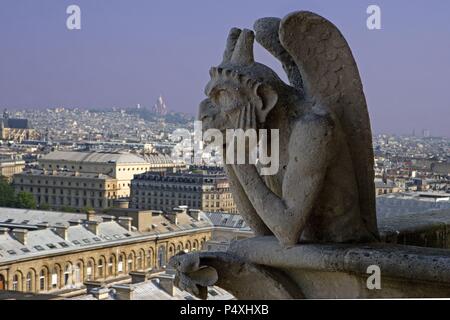 ARTE GOTICO. FRANCIA. CATEDRAL DE NOTRE DAME (1163-1250). Construída en estilo gótico por orden del obispo Eudes de Sully. Detalle de una GARGOLA de la parte superior del templo. PARIS. Stock Photo