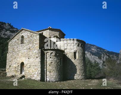 ARTE ROMANICO. ESPAÑA. IGLESIA DE SANT PERE DE GRAUDESCALES. Vista general exterior. Antiguo monasterio benedictino (913) consta de una nave con crucero, cimborrio y tres ábsides con arcos ciegos realizados en los siglos XI-XII. NAVES. Comarca del Solsonès. Provincia de Lleida. Cataluña. Stock Photo