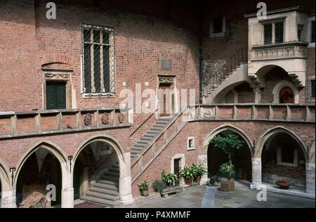 COLLEGIUM MAIUS. Centro de la Universidad Jagellón construído por el maestro Johann entre 1492 y 1497. Vista parcial del PATIO, con arquerías góticas. CRACOVIA. Polonia. Stock Photo