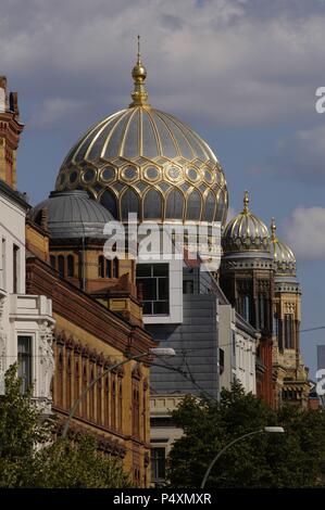 NUEVA SINAGOGA (NEUE SYNAGOGE). Erigida entre 1859 y 1866 por los arquitectos alemanes Eduard Knoblauch (1801-1865) y Friedrich August Stüler (1800-1865). S. XIX. Fue bombardeada y destruída por los nazis durante la II Guerra Mundial. Reconstruída entre 1988 y 1991 por Bernhard Leisering. S. XX. Berlín. Alemania. Stock Photo