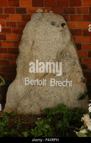 Berthold Brecht (1898-1956). German playwright and poet. Tomb in the Dorotheenstadt Friedhof cemetery. Berlin. Germany. Stock Photo