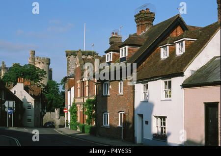 Old houses in Maltravers Street, Arundel, West Sussex, Southern England, with Arundel castle in the background Stock Photo