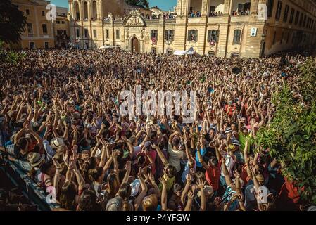 Ciutadella, Spain. 23 June, 2018:  The cheering crowd celebrates the traditional musicians at the end of the 'Caragol des Born' parade on the eve of the traditional 'Sant Joan' (Saint John) festival in Ciutadella de Menorca Stock Photo