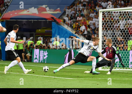 goalchance Mario GOMEZ (GER) and Thomas MUELLER (GER), penalty area scene, action versus goalkeeper Robin OLSEN (SWE). Germany (GER) -Sweden (SWE) 2-1, Preliminary Round, Group F, Match 27, on 23.06.2018 in SOCHI, Fisht Olymipic Stadium. Football World Cup 2018 in Russia from 14.06. - 15.07.2018. | usage worldwide Stock Photo