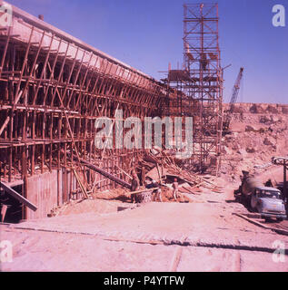 Dahran, Saudi Arabia, 1964, the College of Petroleum and Minerals (CPM) under construction. In 1975 it became a university and in 1986 was remnamed as the Kind Fahd University of Petroleum and Minerals.  Large oil rserves were identifiedl in Dahran in 1931 and in 1935 the first viable oil well was drilled there by Standard Oil, who formed a subsidary, the Arabian american oil Company (ARAMCO - now owned by the Saudi Government) which has had its headquarters there ever since. Stock Photo