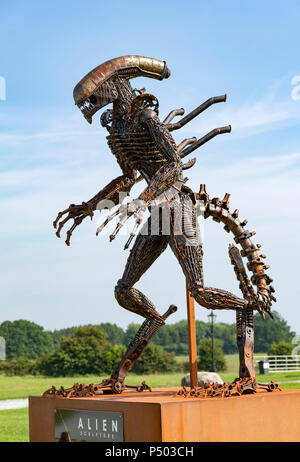 【送料無料（一部地域を除く）】 sculpture Alien on Centre Work Iron British the at display 特撮
