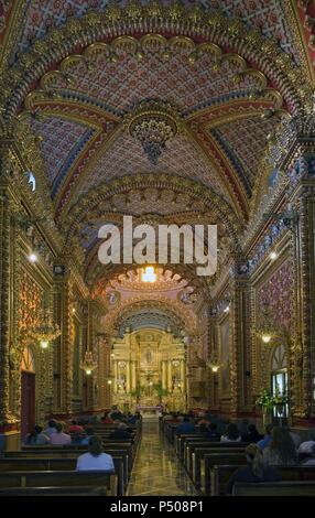 CELEBRACION DE MISA en el interior del SANTUARIO DE GUADALUPE o TEMPLO DE SAN DIEGO (1708-1716). Situado en el centro histórico de la ciudad, declarado Patrimonio de la Humanidad por la UNESCO. MORELIA. Estado de Michoacán. México. Stock Photo