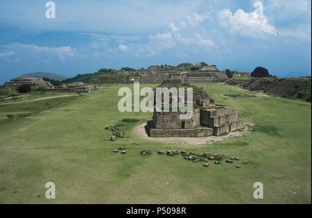 ARTE PRECOLOMBINO. ZAPOTECA. SITIO ARQUEOLOGICO DE MONTE ALBAN. Vista general del MONTICULO G en el centro de la Gran Plaza. OAXACA. México. Stock Photo